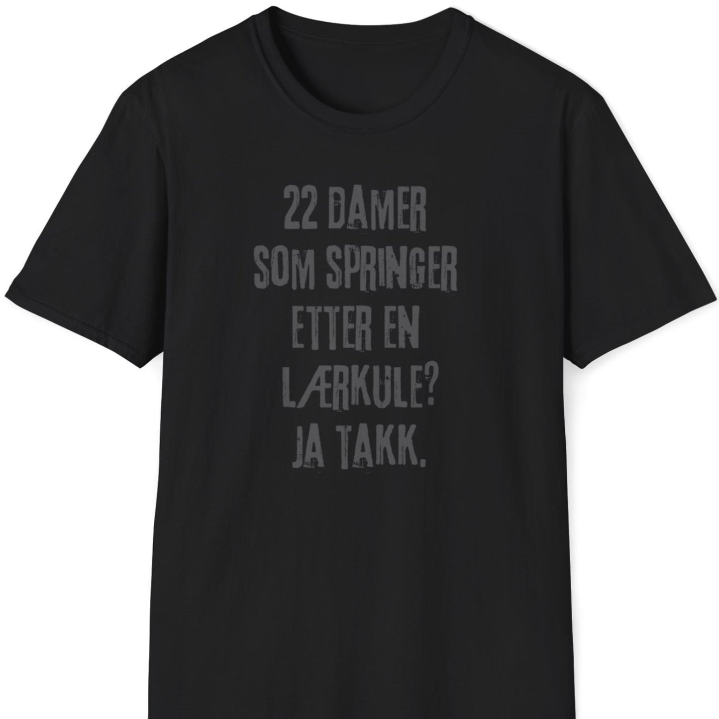 Sort t-skjorte med teksten ""22 damer som springer etter en lærkule? Ja takk."