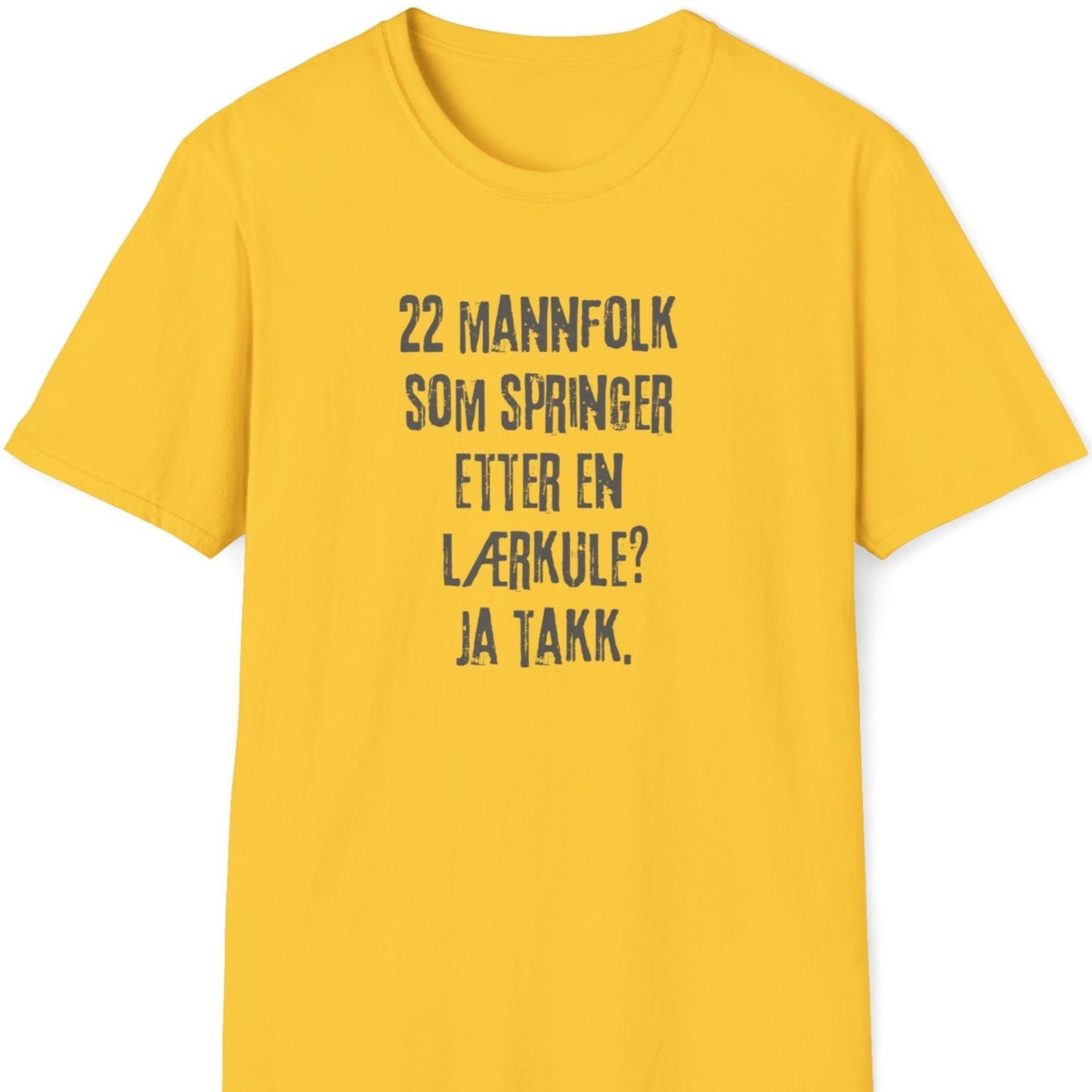 T-skjorte med teksten "22 mannfolk som springer etter en lærkule? Ja takk." på gul bakgrunn.