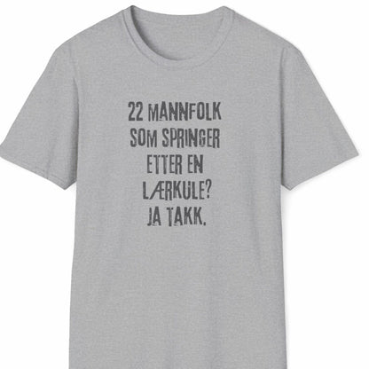 T-skjorte med teksten "22 mannfolk som springer etter en lærkule? Ja takk." på lys grå bakgrunn.