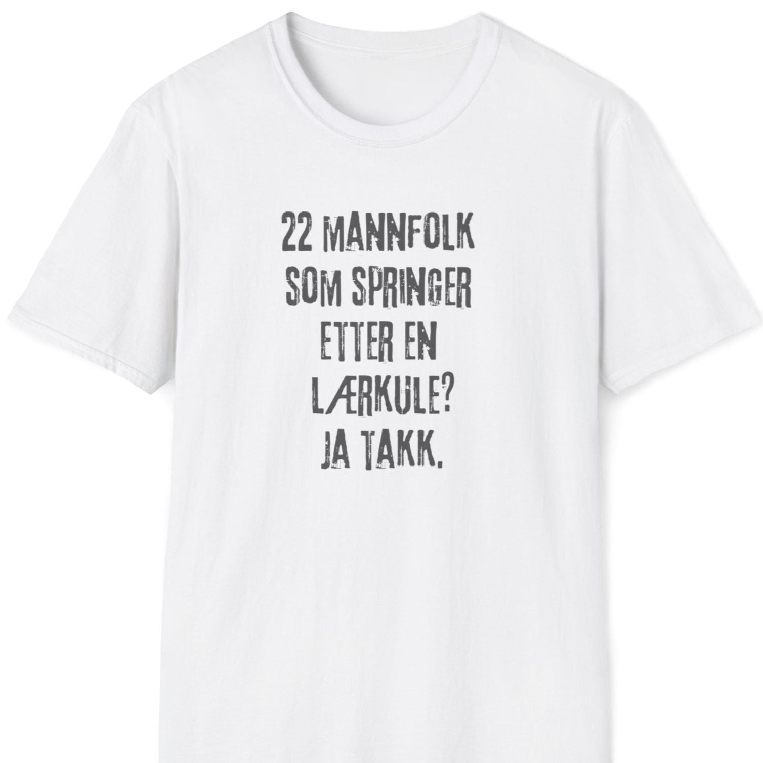 T-skjorte med teksten "22 mannfolk som springer etter en lærkule? Ja takk." på hvit bakgrunn.