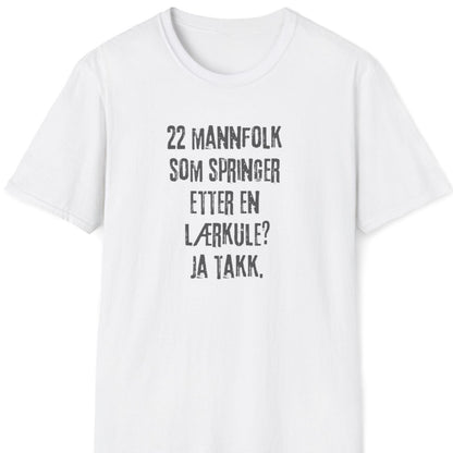 T-skjorte med teksten "22 mannfolk som springer etter en lærkule? Ja takk." på hvit bakgrunn.