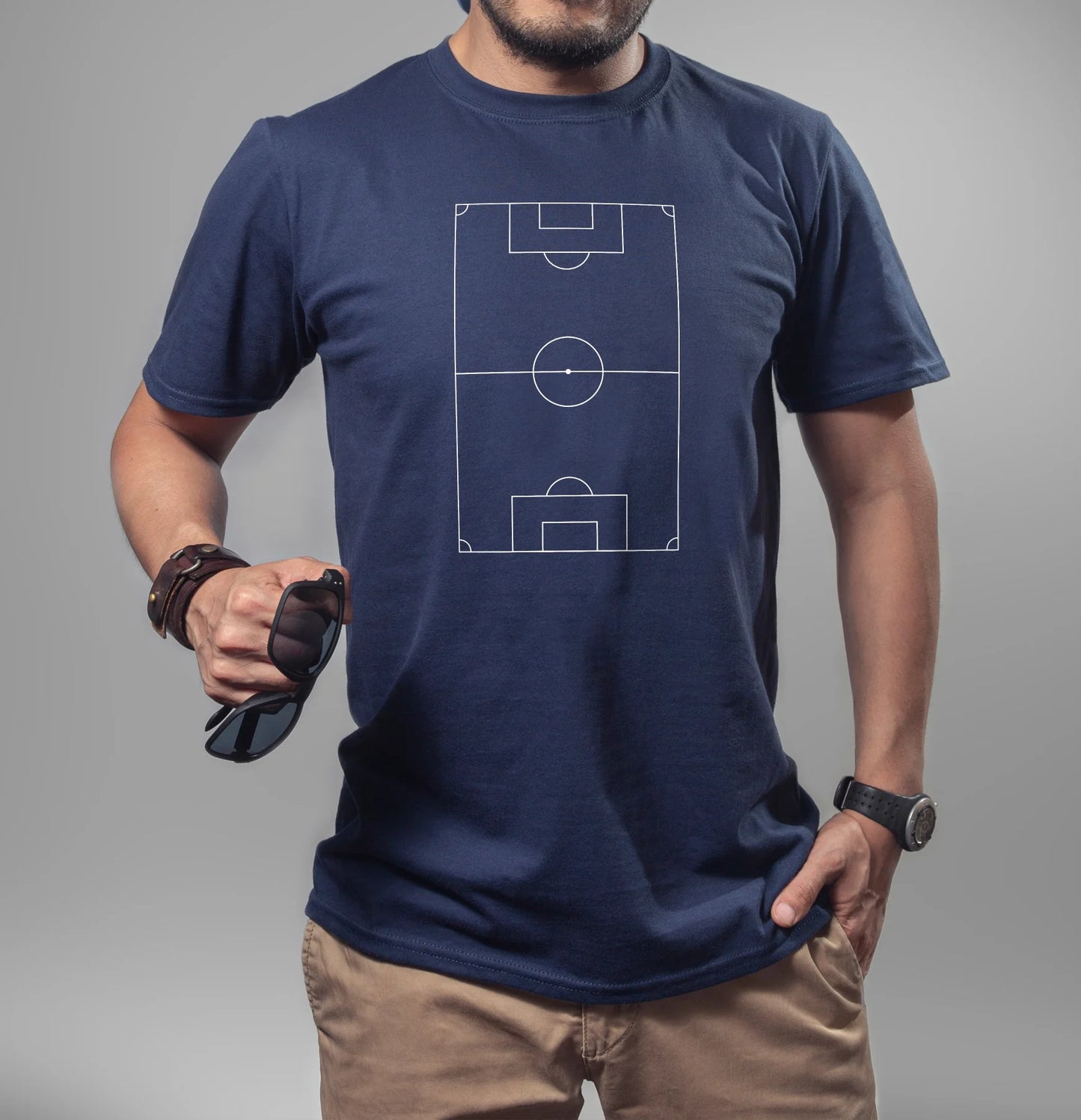 Marineblå T-skjorte med hvit, minimalistisk fotballbane-design.