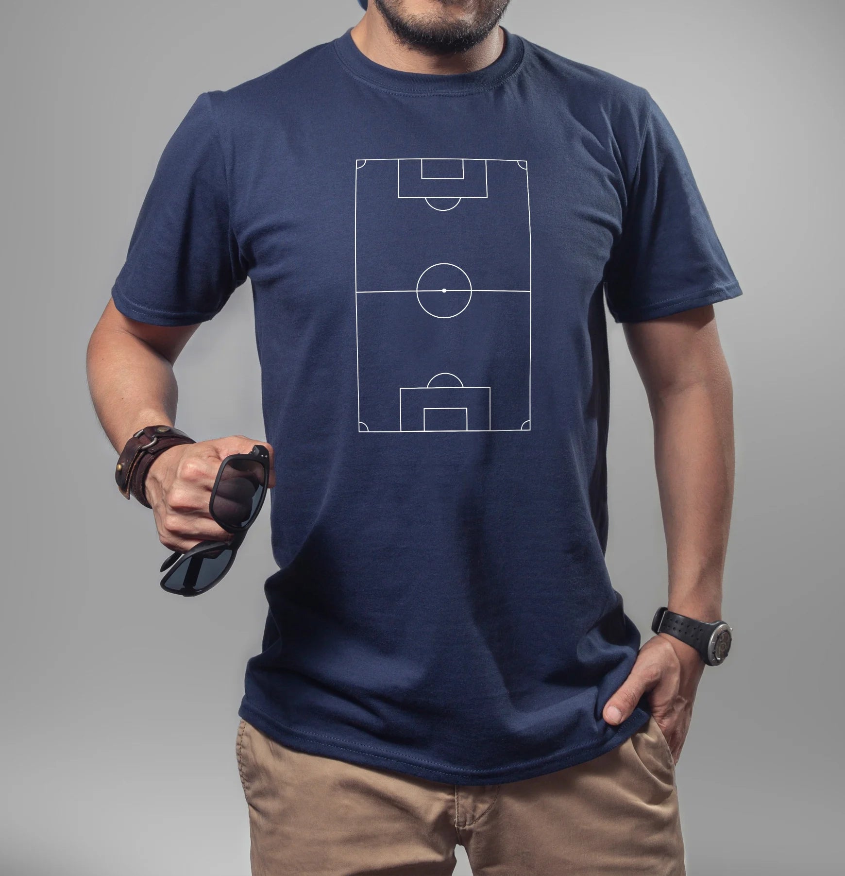 Marineblå T-skjorte med hvit, minimalistisk fotballbane-design.