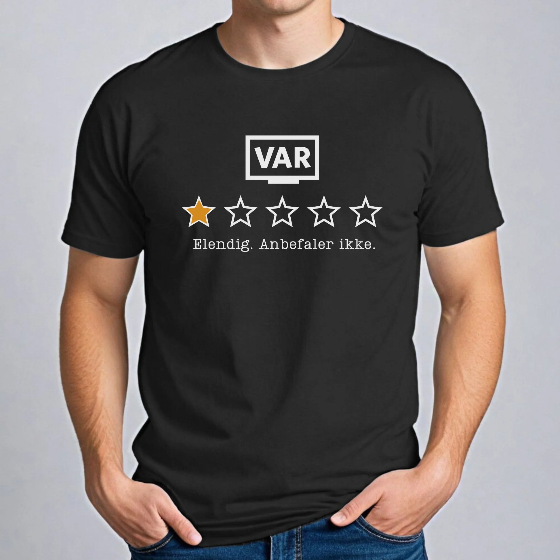 Sort T-skjorte med VAR-motiv og 1-stjerners anmeldelse. Fotballhumor.