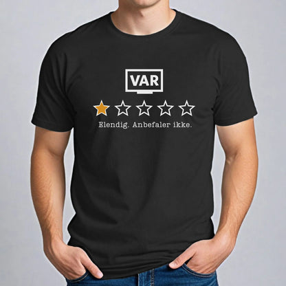 Sort T-skjorte med VAR-motiv og 1-stjerners anmeldelse. Fotballhumor.