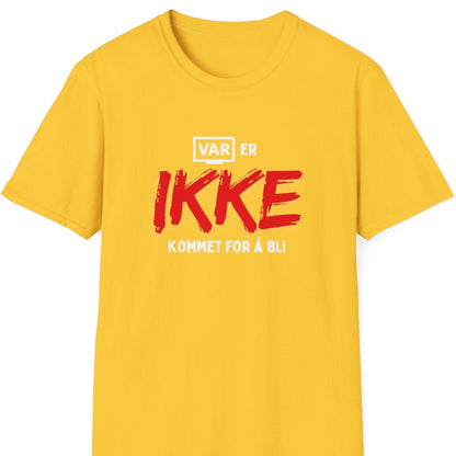 Svart t-skjorte med teksten "VAR er IKKE kommet for å bli"