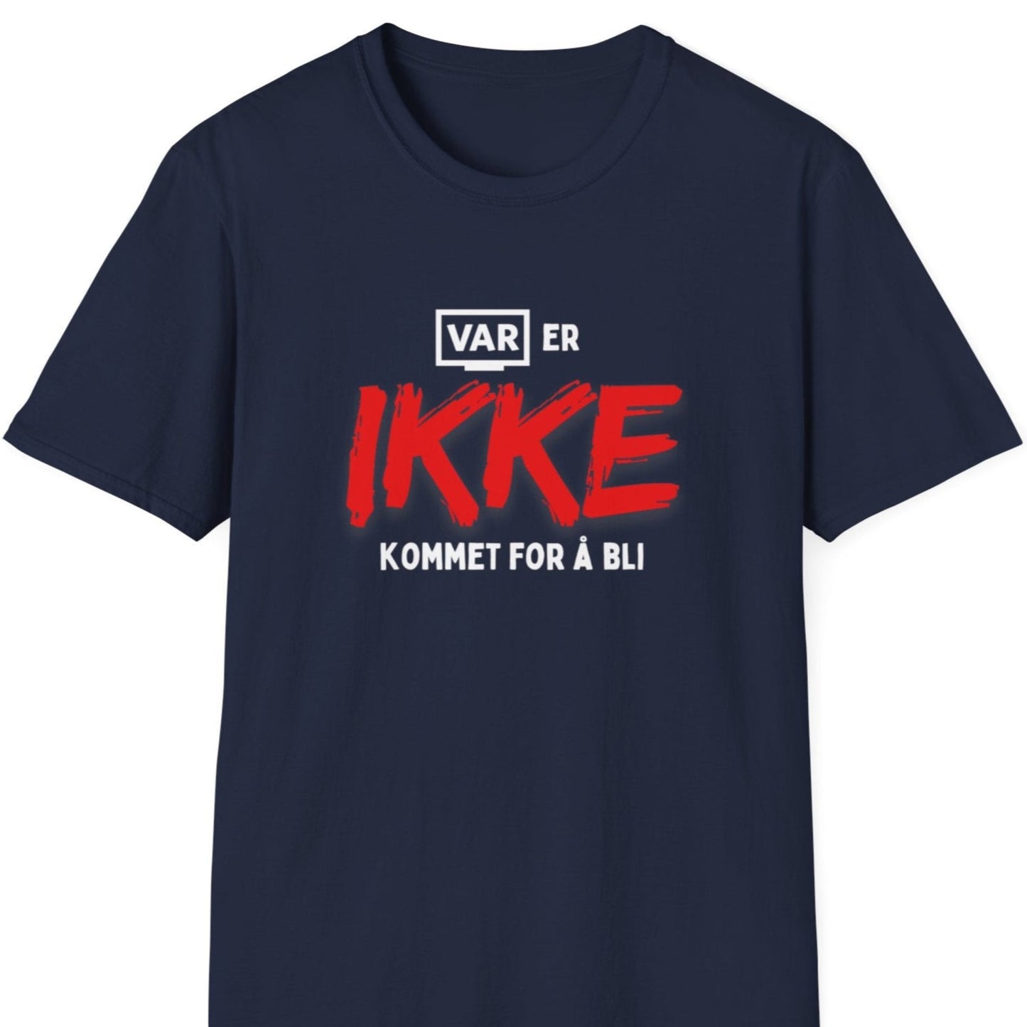 Blå t-skjorte med teksten "VAR er IKKE kommet for å bli"