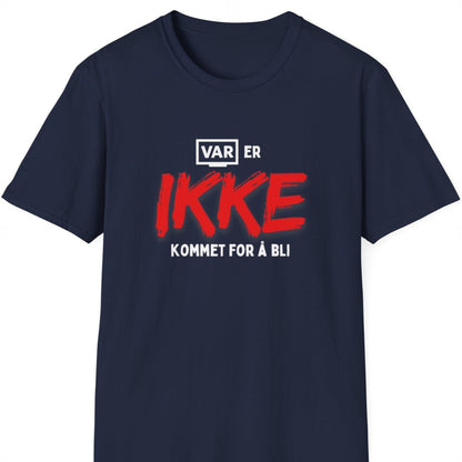 Blå t-skjorte med teksten "VAR er IKKE kommet for å bli"