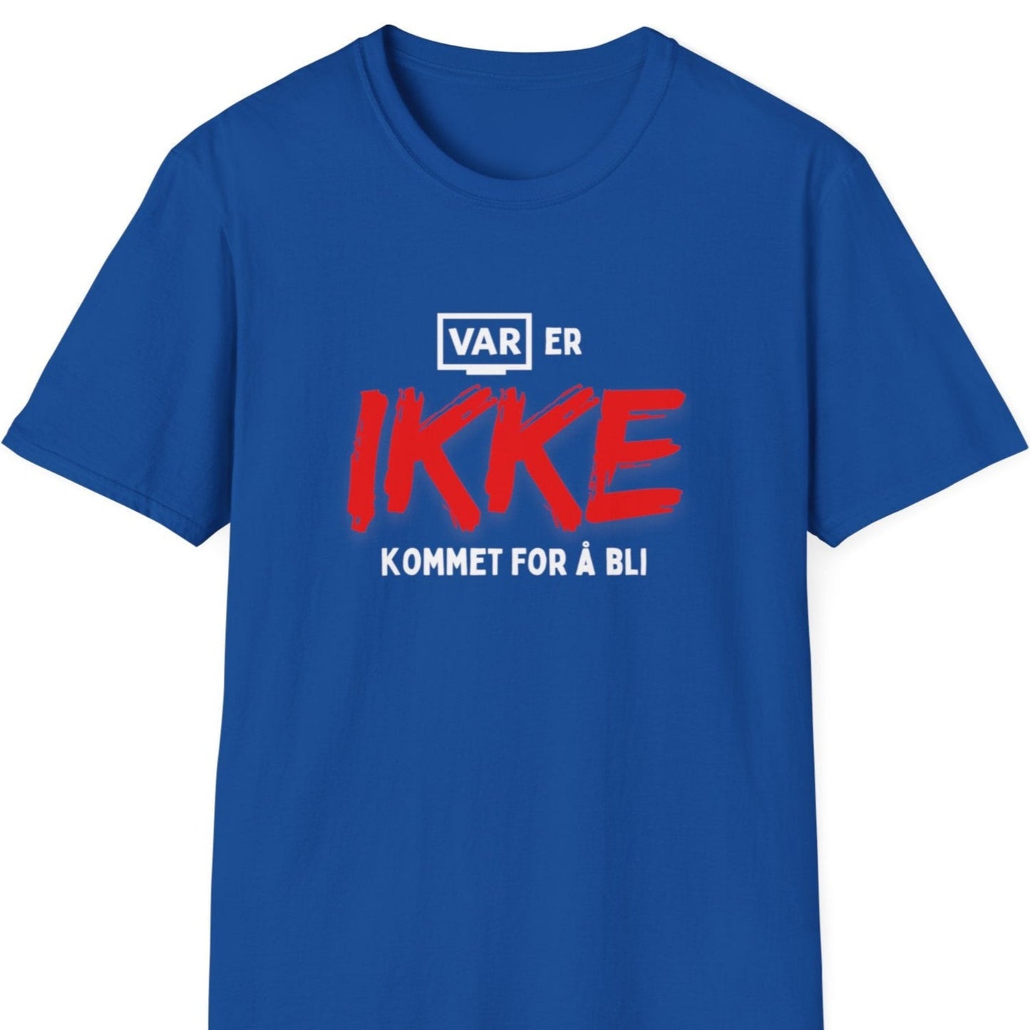 Kongeblå t-skjorte med teksten "VAR er IKKE kommet for å bli"