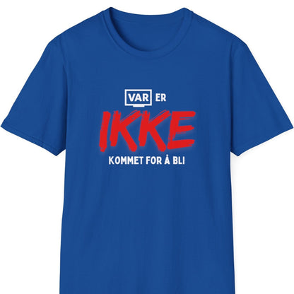Kongeblå t-skjorte med teksten "VAR er IKKE kommet for å bli"