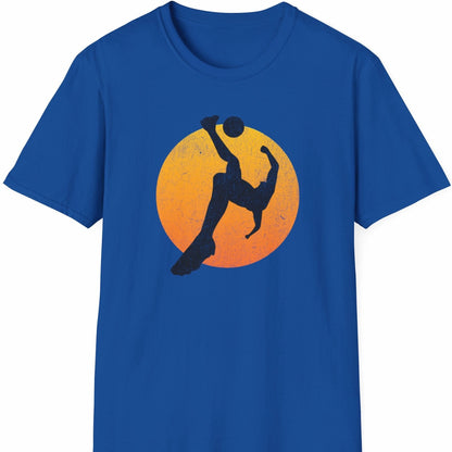 Blå T-skjorte med motiv av brassespark i silhuett mot gulrød solnedgang.