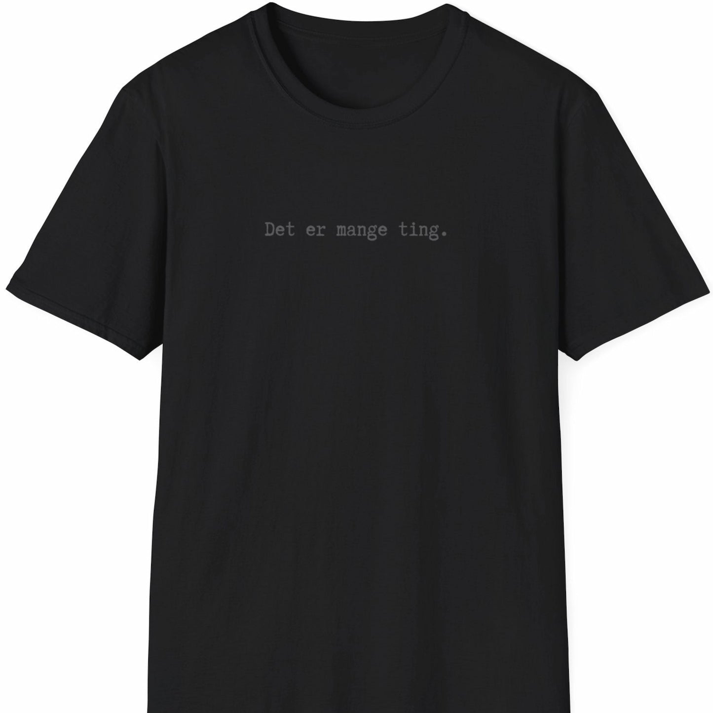 Svart T-skjorte med teksten «Det er mange ting.» i smal, monospaced skrifttype – plassert høyt og diskret på brystet.