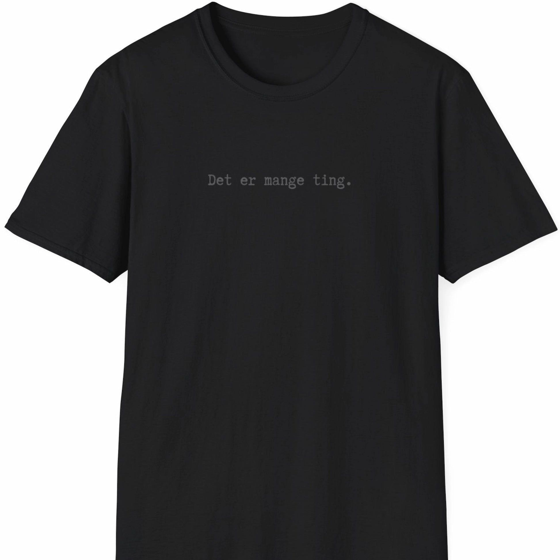 Svart T-skjorte med teksten «Det er mange ting.» i smal, monospaced skrifttype – plassert høyt og diskret på brystet.