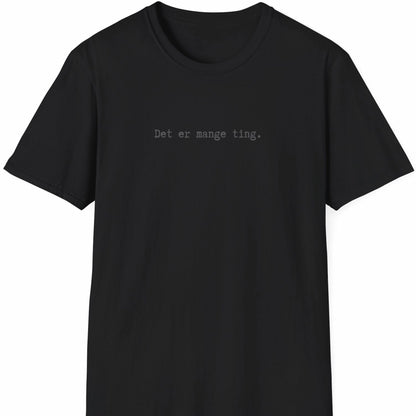 Svart T-skjorte med teksten «Det er mange ting.» i smal, monospaced skrifttype – plassert høyt og diskret på brystet.