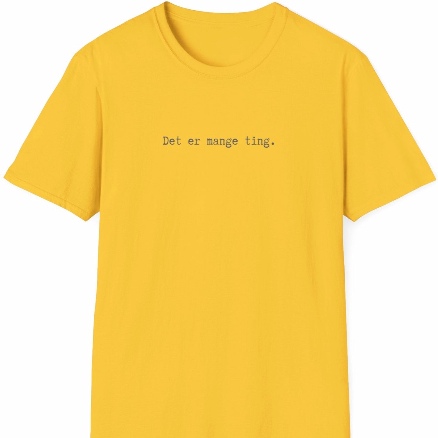 Gul T-skjorte med teksten «Det er mange ting.» i smal, monospaced skrifttype – plassert høyt og diskret på brystet.