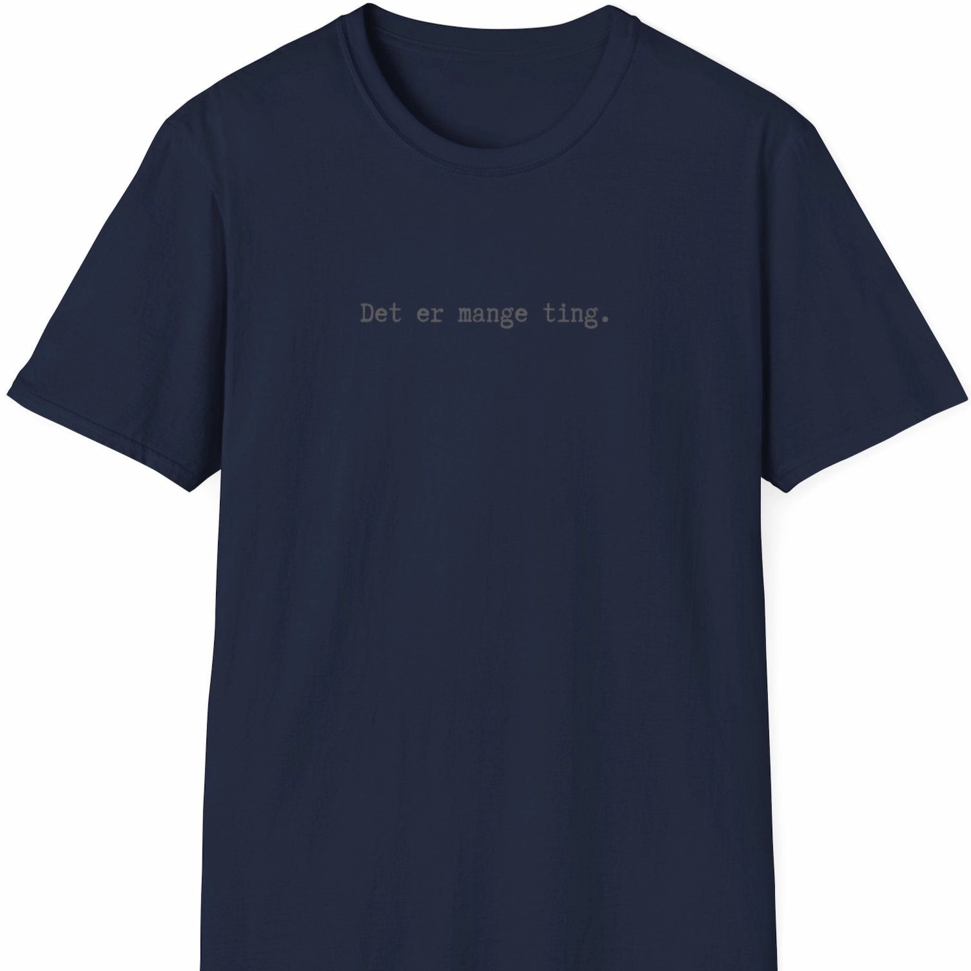 Mørk blå T-skjorte med teksten «Det er mange ting.» i smal, monospaced skrifttype – plassert høyt og diskret på brystet.