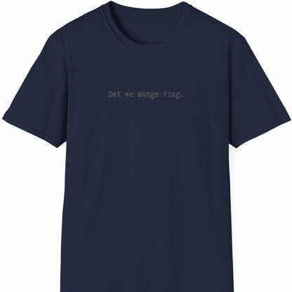 Mørk blå T-skjorte med teksten «Det er mange ting.» i smal, monospaced skrifttype – plassert høyt og diskret på brystet.