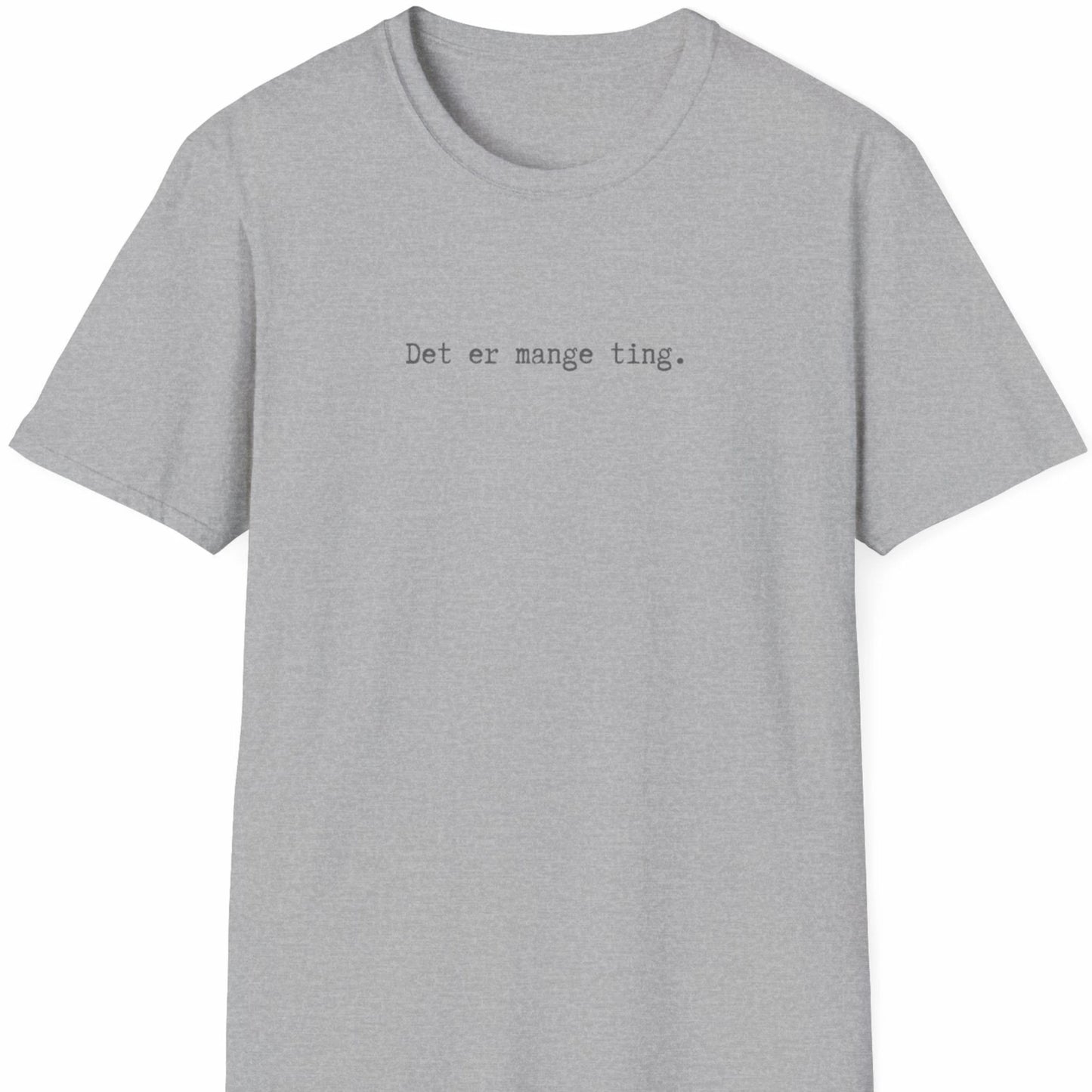 Grå T-skjorte med teksten «Det er mange ting.» i smal, monospaced skrifttype – plassert høyt og diskret på brystet.