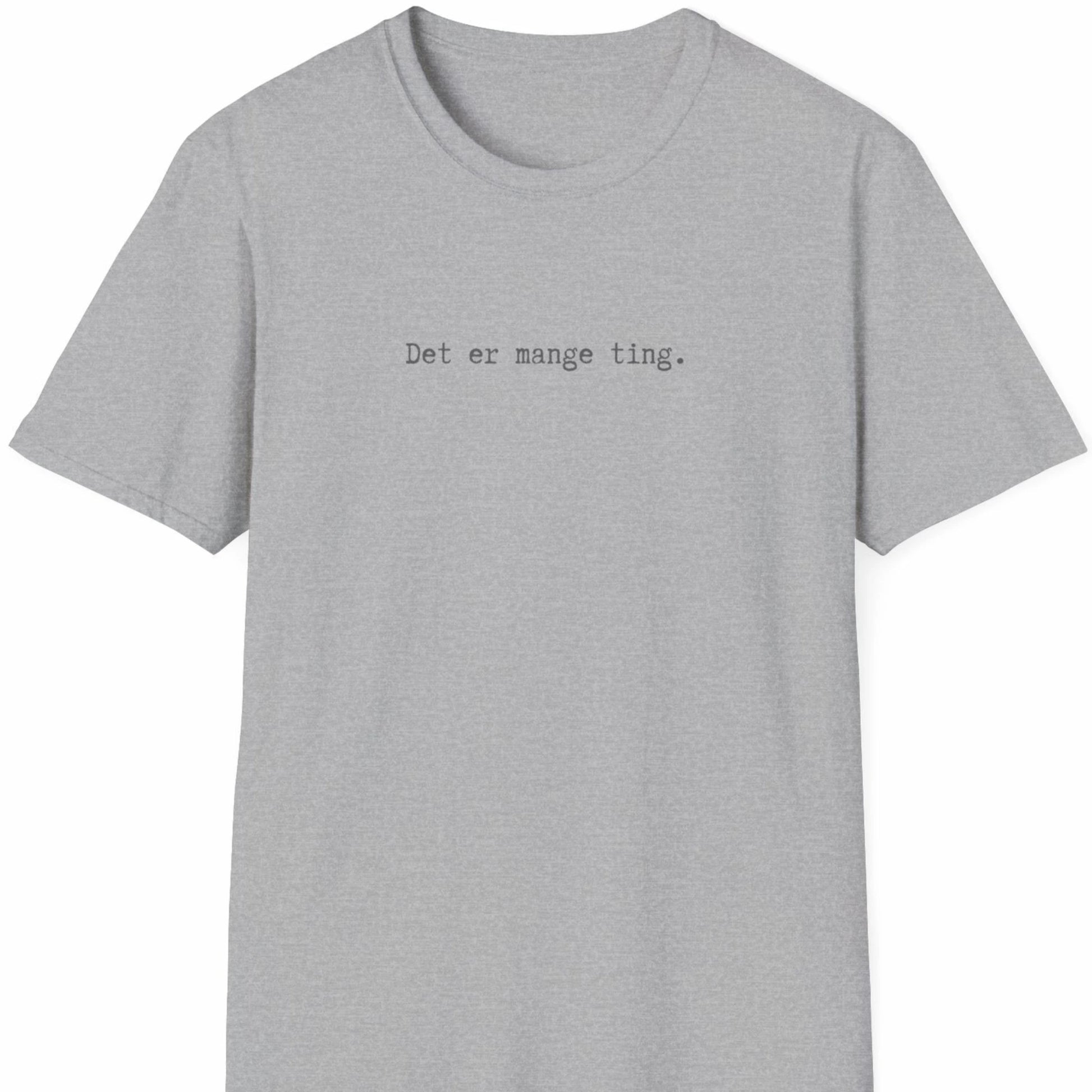 Grå T-skjorte med teksten «Det er mange ting.» i smal, monospaced skrifttype – plassert høyt og diskret på brystet.
