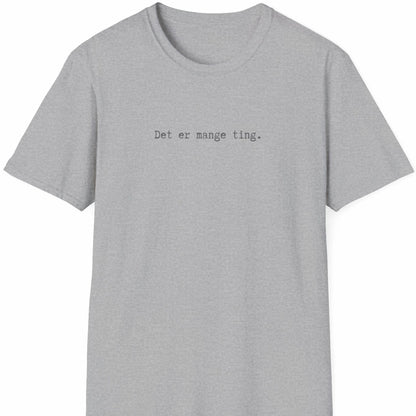 Grå T-skjorte med teksten «Det er mange ting.» i smal, monospaced skrifttype – plassert høyt og diskret på brystet.