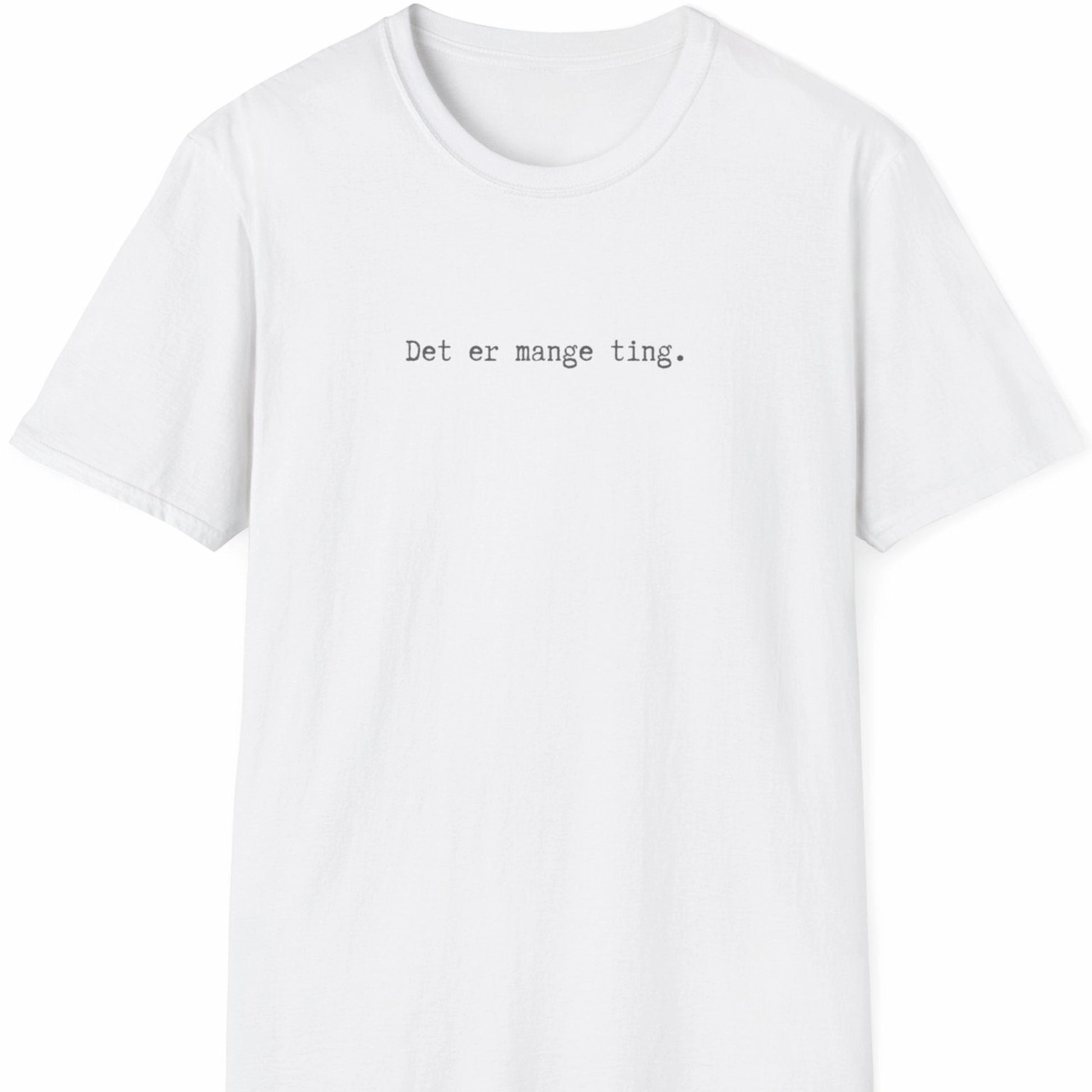 Hvit T-skjorte med teksten «Det er mange ting.» i smal, monospaced skrifttype – plassert høyt og diskret på brystet.
