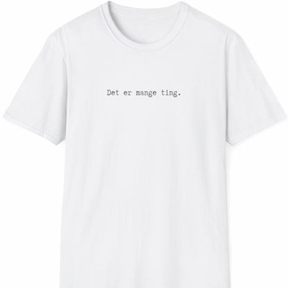 Hvit T-skjorte med teksten «Det er mange ting.» i smal, monospaced skrifttype – plassert høyt og diskret på brystet.