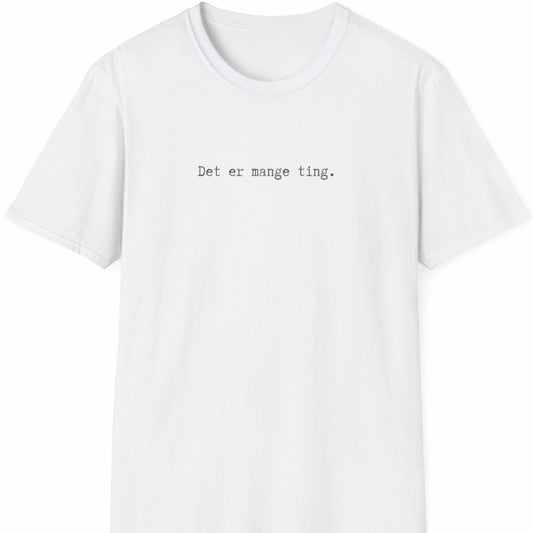 Hvit T-skjorte med teksten «Det er mange ting.» i smal, monospaced skrifttype – plassert høyt og diskret på brystet.