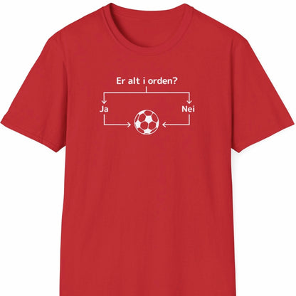 Rød T-skjorte med hvitt diagram og teksten "Er alt i orden?" som leder til en fotball.