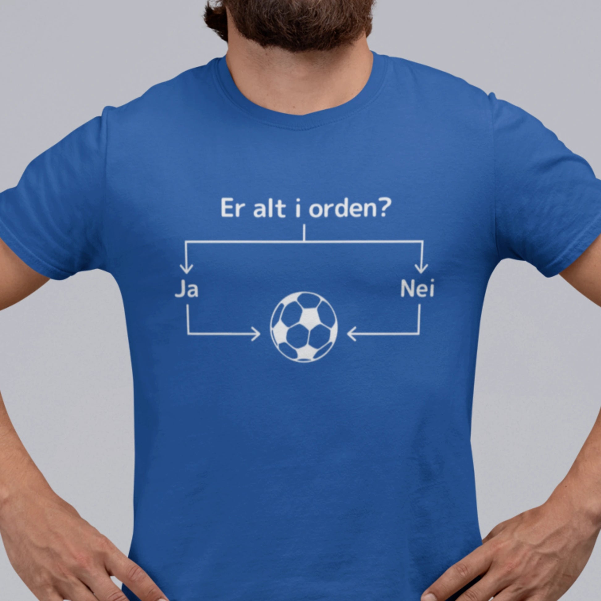 Royal blå T-skjorte med hvitt diagram og teksten "Er alt i orden?" som leder til en fotball.