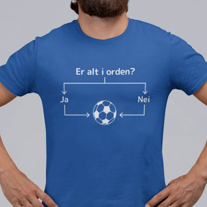 Royal blå T-skjorte med hvitt diagram og teksten "Er alt i orden?" som leder til en fotball.