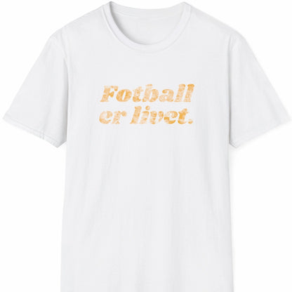 Hvit T-skjorte med slitt, oransje tekst: «Fotball er livet.»