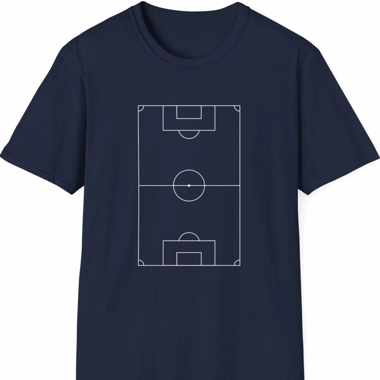 T-skjorte med hvitt fotballbane-motiv på mørk blå bakgrunn.