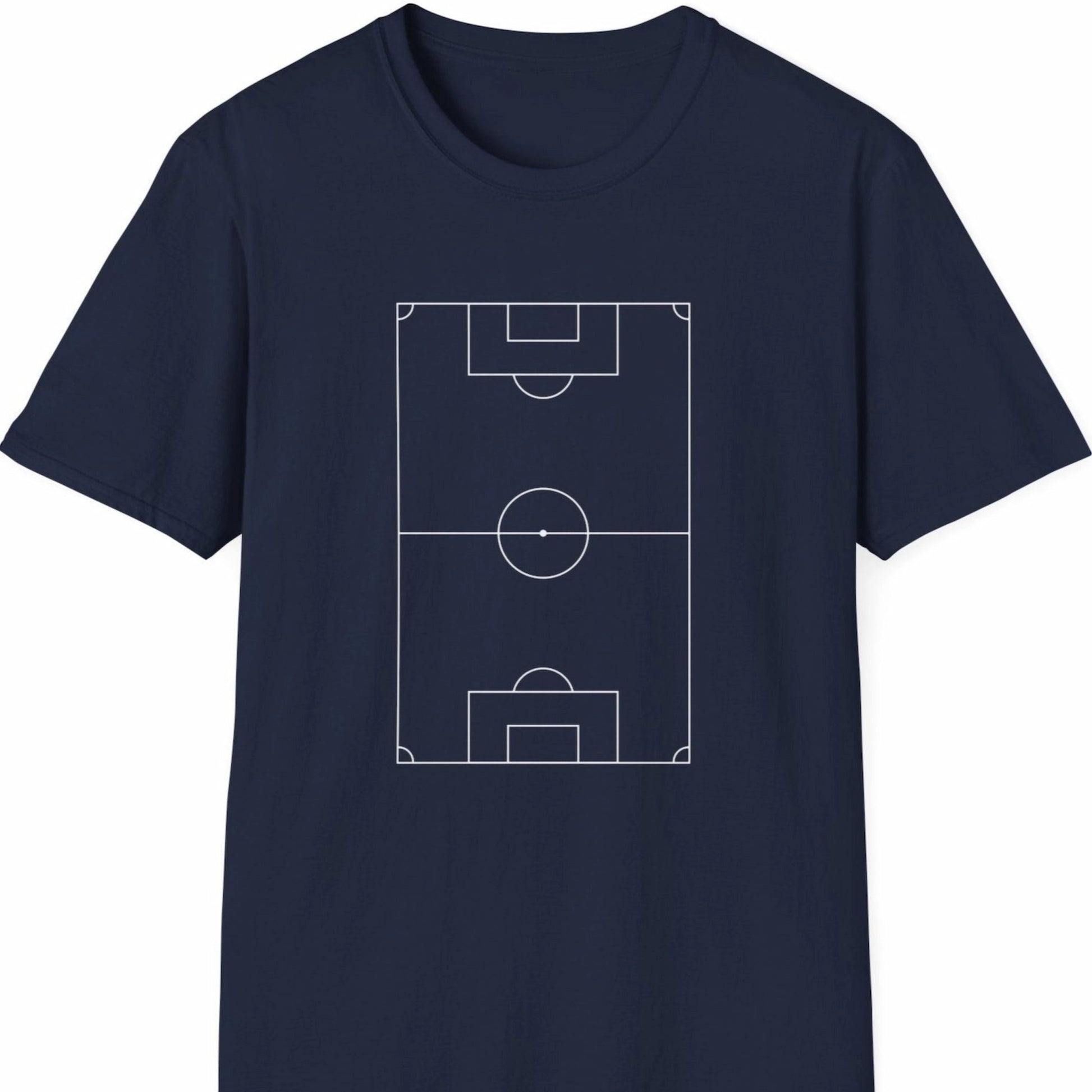 T-skjorte med hvitt fotballbane-motiv på mørk blå bakgrunn.