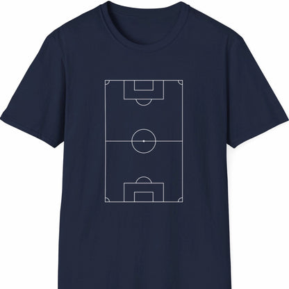 T-skjorte med hvitt fotballbane-motiv på mørk blå bakgrunn.