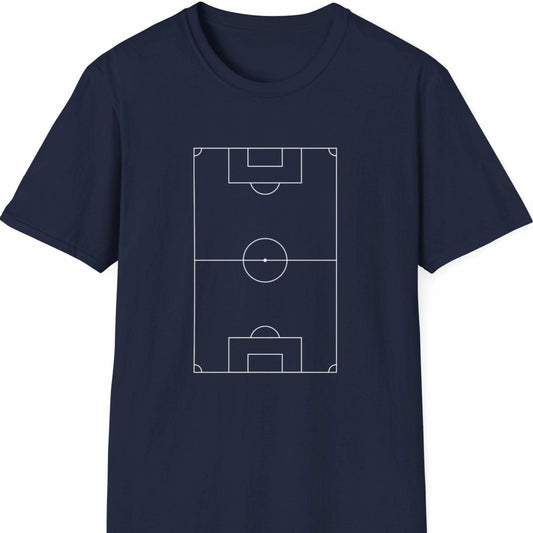 T-skjorte med hvitt fotballbane-motiv på mørk blå bakgrunn.