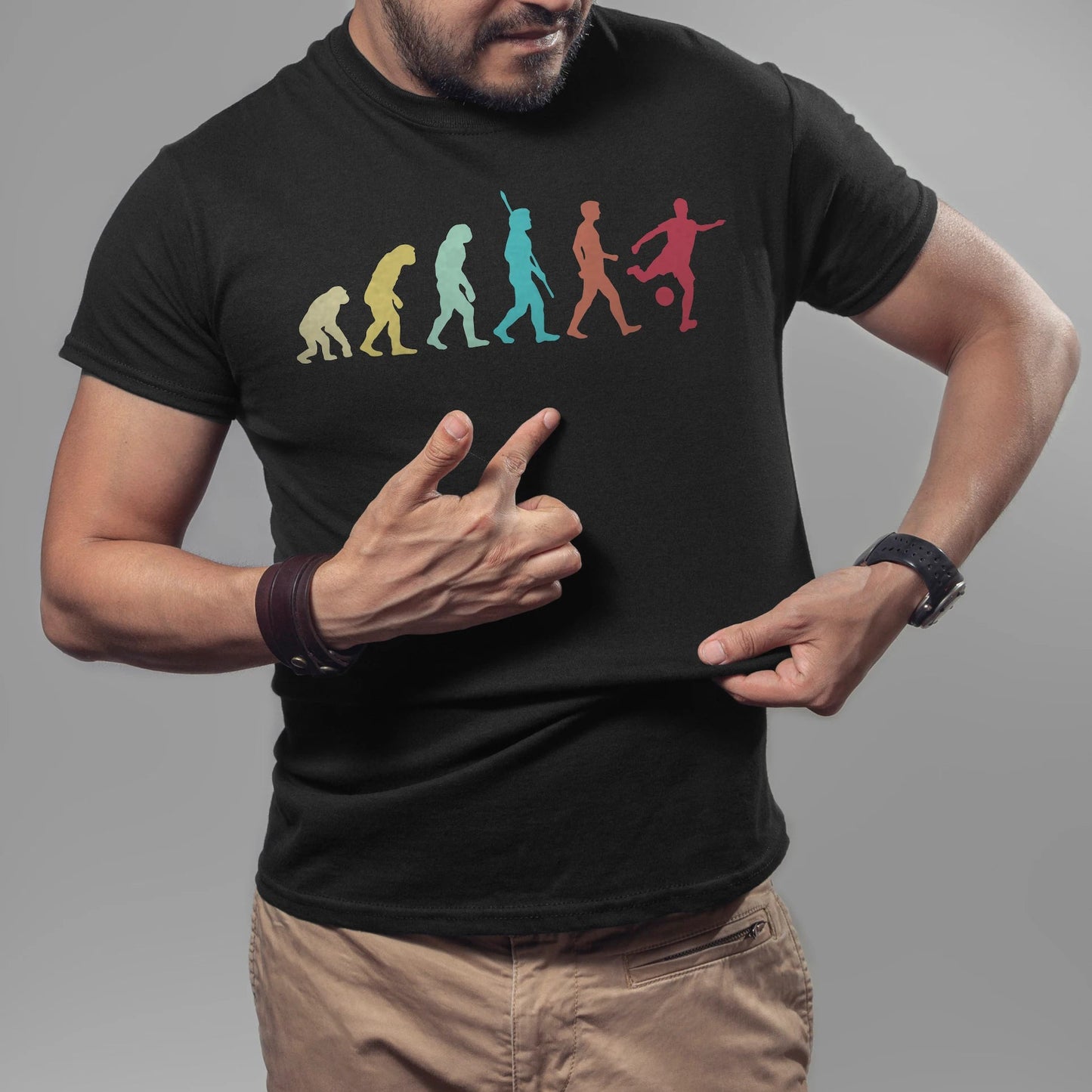 Person iført svart T-skjorte med silhuettrekke som viser menneskets utvikling – avsluttet med fotballspiller i skuddbevegelse.