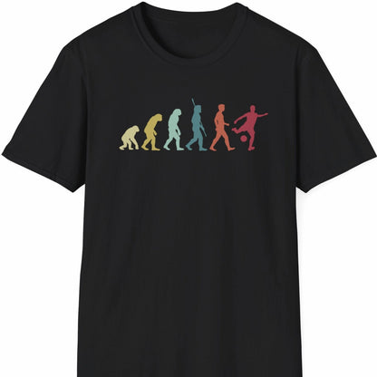 Svart T-skjorte med silhuettrekke som viser menneskets utvikling – avsluttet med fotballspiller i skuddbevegelse.