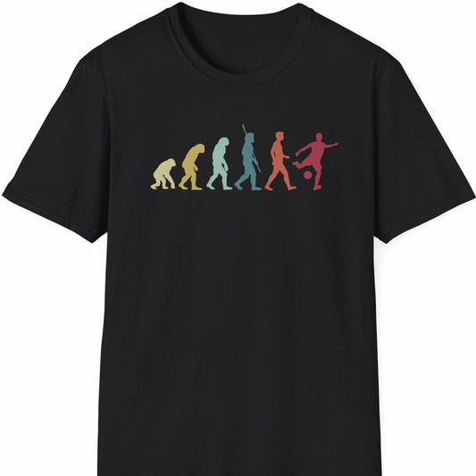 Svart T-skjorte med silhuettrekke som viser menneskets utvikling – avsluttet med fotballspiller i skuddbevegelse.