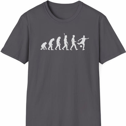 Grå T-skjorte med silhuettrekke som viser menneskets utvikling – avsluttet med fotballspiller i skuddbevegelse.