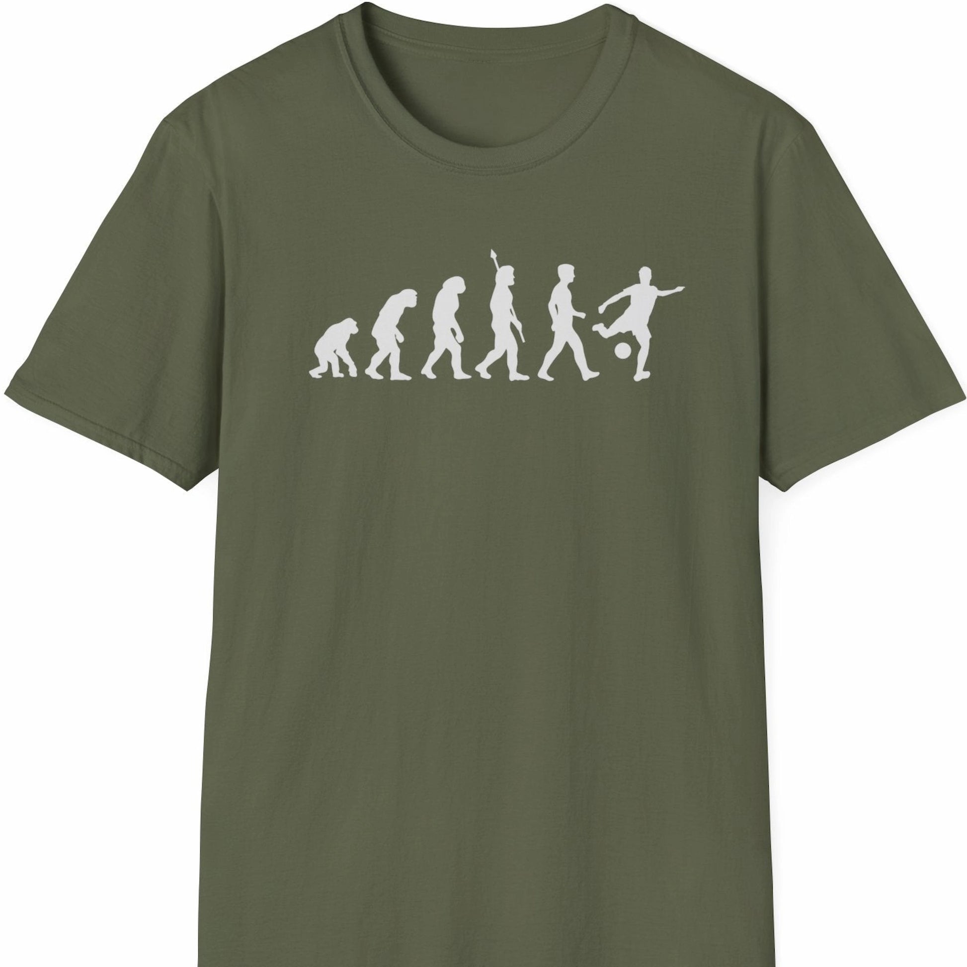 Militærgrønn T-skjorte med silhuettrekke som viser menneskets utvikling – avsluttet med fotballspiller i skuddbevegelse.