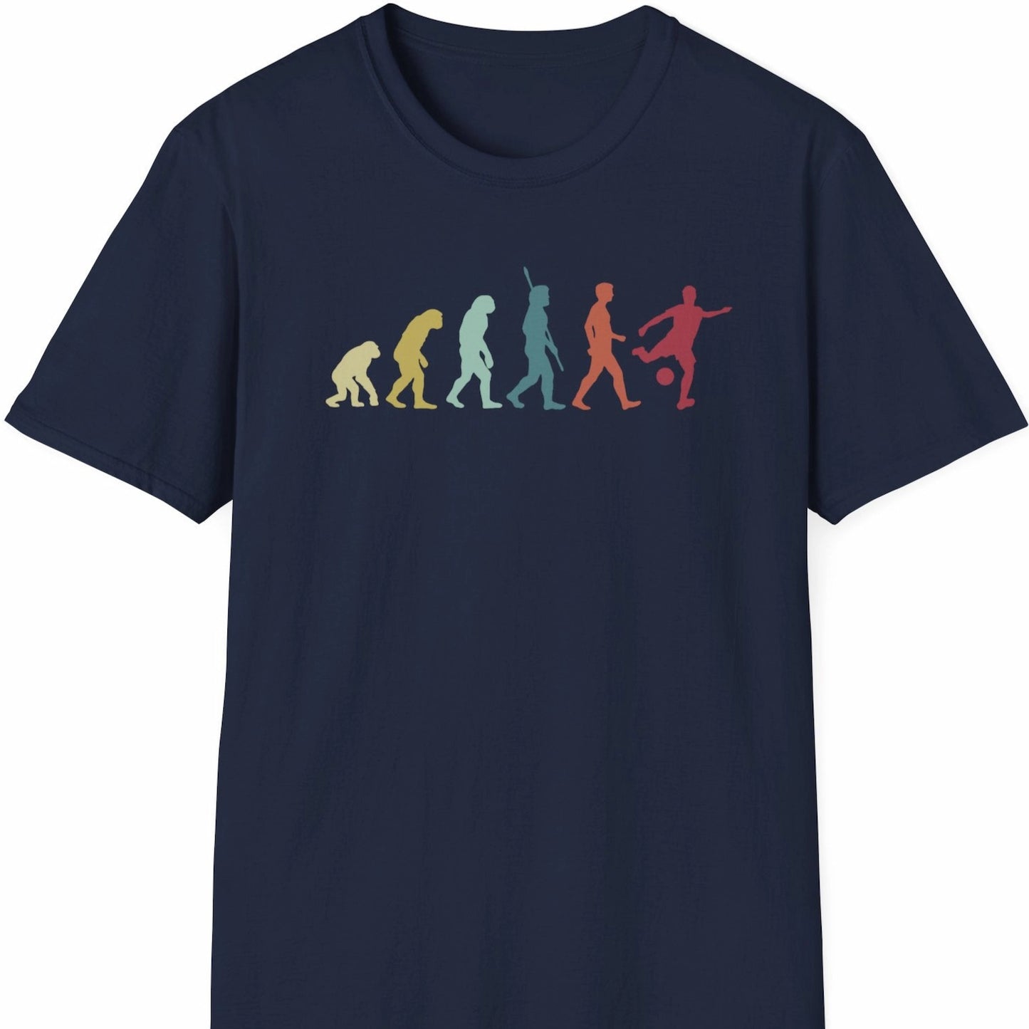 Mørk blå T-skjorte med fargerik silhuettrekke som viser menneskets utvikling – avsluttet med fotballspiller i skuddbevegelse.