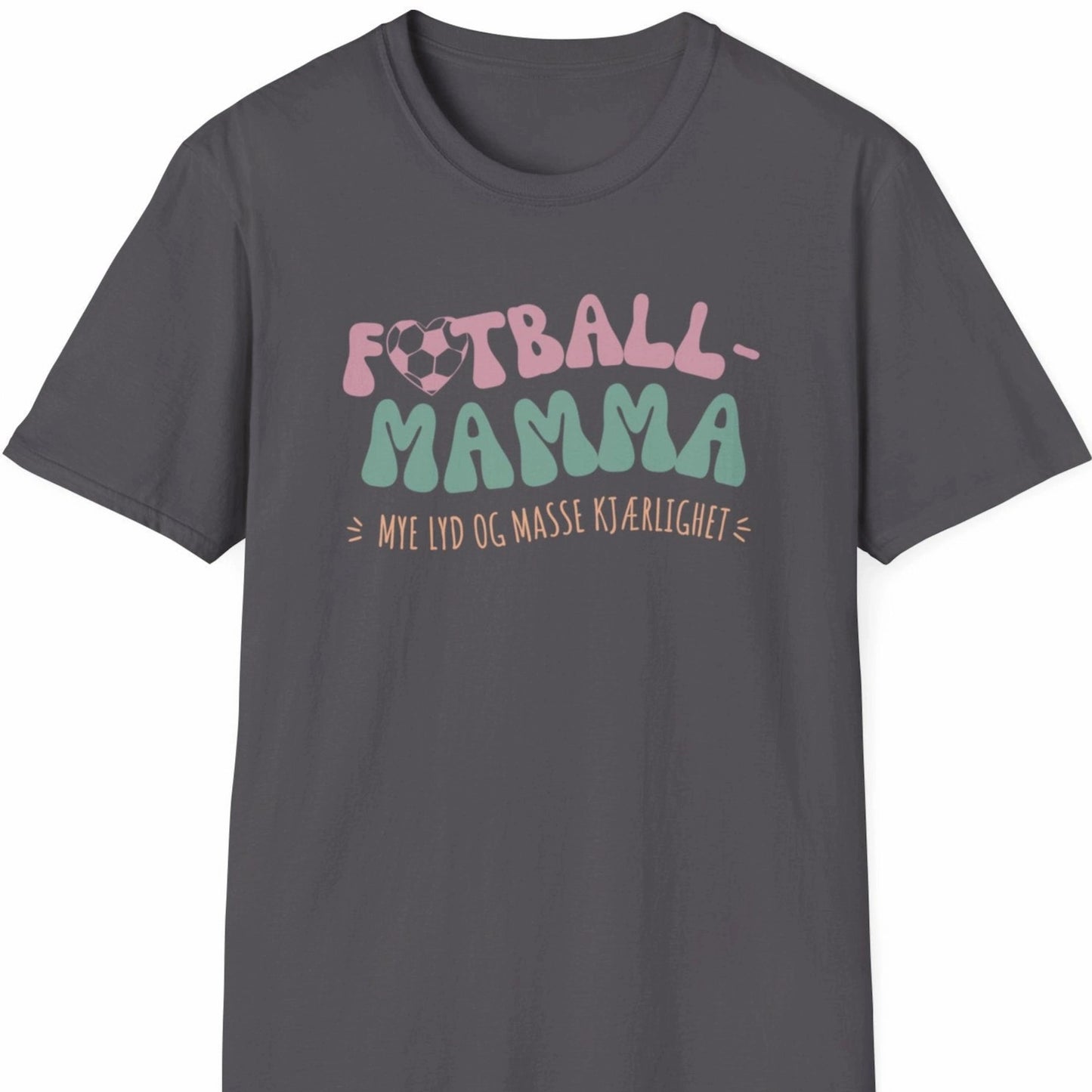 Mørk grå T-skjorte med teksten "Fotball-Mamma – Mye lyd og masse kjærlighet" i en fargerik, leken stil.