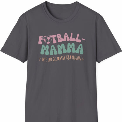 Mørk grå T-skjorte med teksten "Fotball-Mamma – Mye lyd og masse kjærlighet" i en fargerik, leken stil.