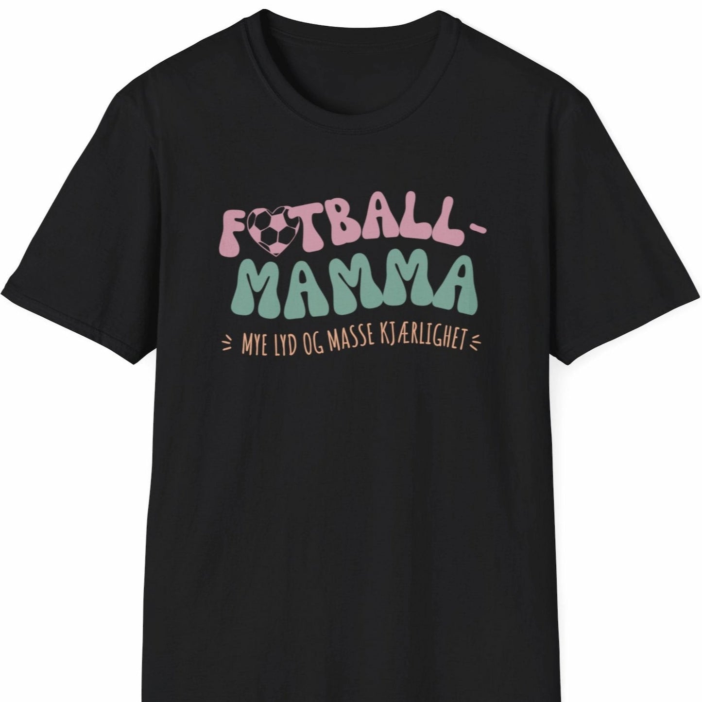 Svart T-skjorte med teksten "Fotball-Mamma – Mye lyd og masse kjærlighet" i en fargerik, leken stil.
