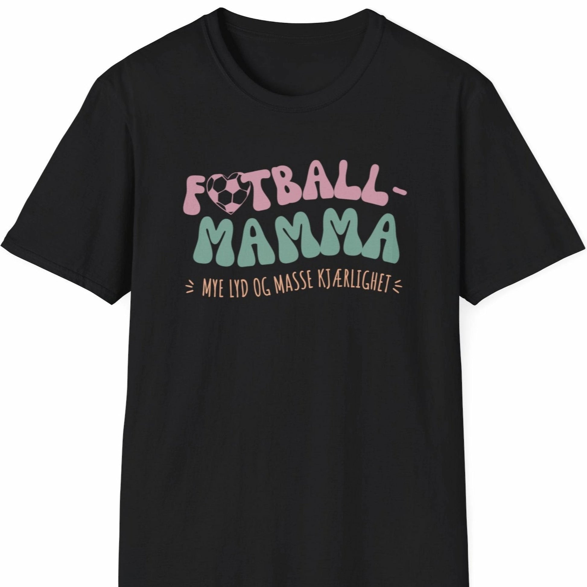 Svart T-skjorte med teksten "Fotball-Mamma – Mye lyd og masse kjærlighet" i en fargerik, leken stil.