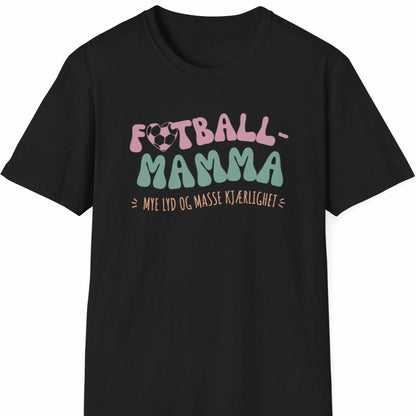 Svart T-skjorte med teksten "Fotball-Mamma – Mye lyd og masse kjærlighet" i en fargerik, leken stil.