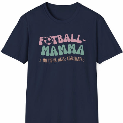 Mørk blå T-skjorte med motivet "Fotballmamma - mye lyd og masse kjærlighet". 