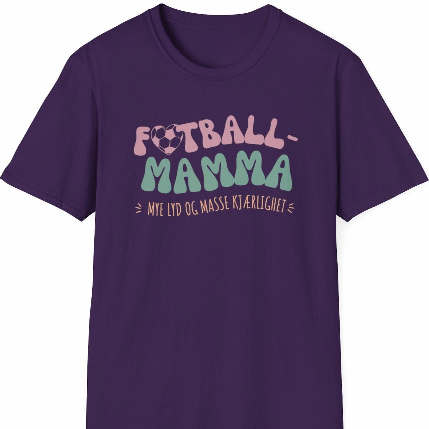 Lilla T-skjorte med teksten "Fotball-Mamma – Mye lyd og masse kjærlighet" i en fargerik, leken stil.