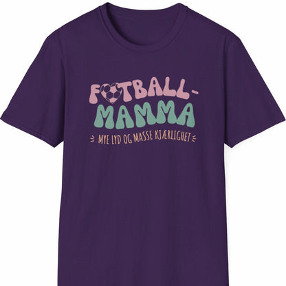 Lilla T-skjorte med teksten "Fotball-Mamma – Mye lyd og masse kjærlighet" i en fargerik, leken stil.