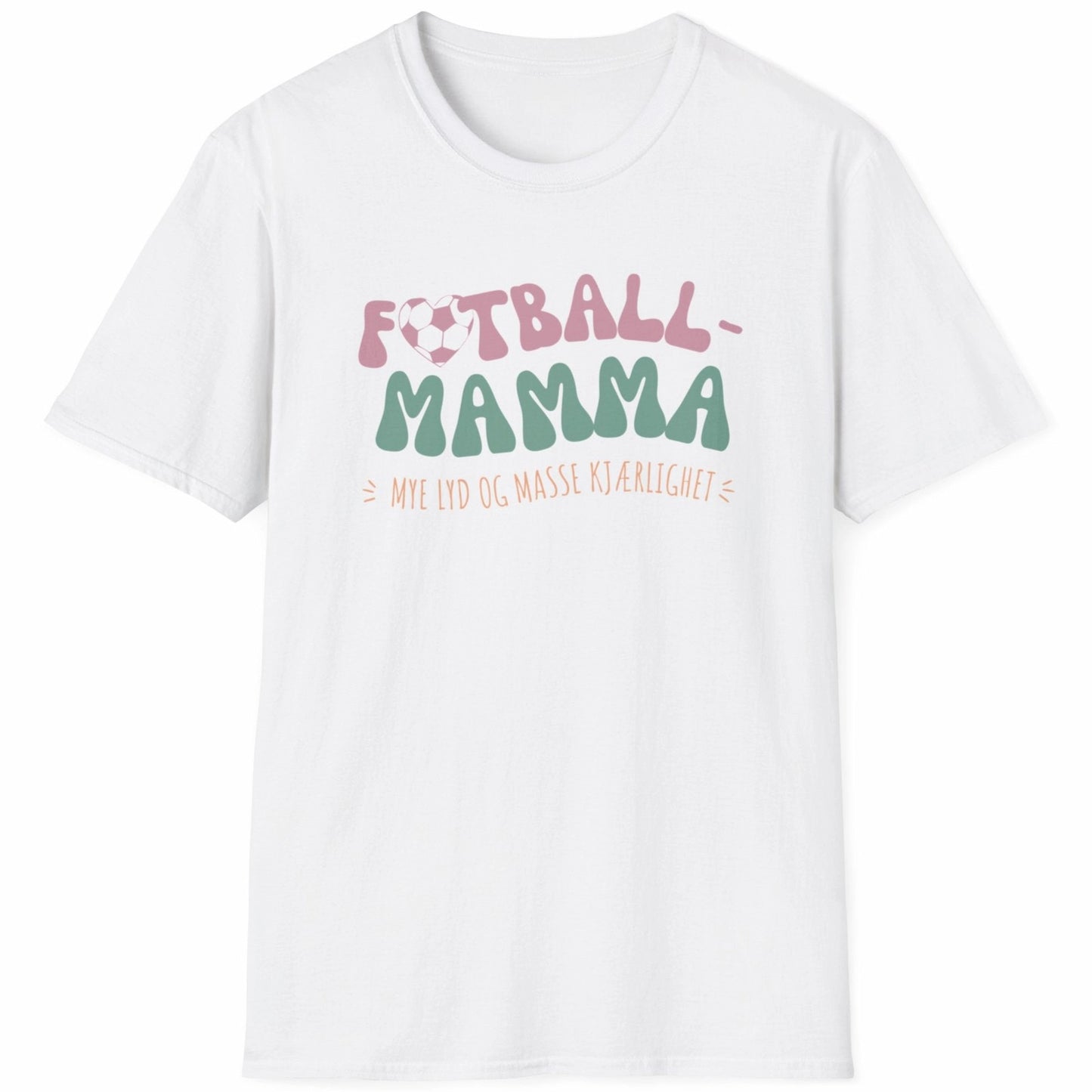 Hvit T-skjorte med teksten "Fotball-Mamma – Mye lyd og masse kjærlighet" i en fargerik, leken stil.